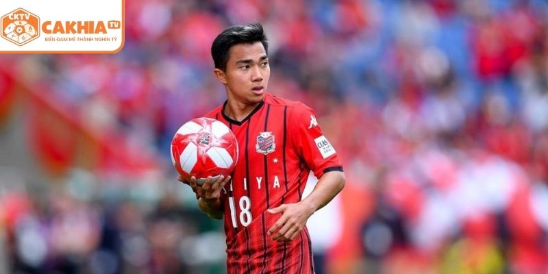 Một cầu thủ trẻ ghi bàn trong trận cầu căng thẳng